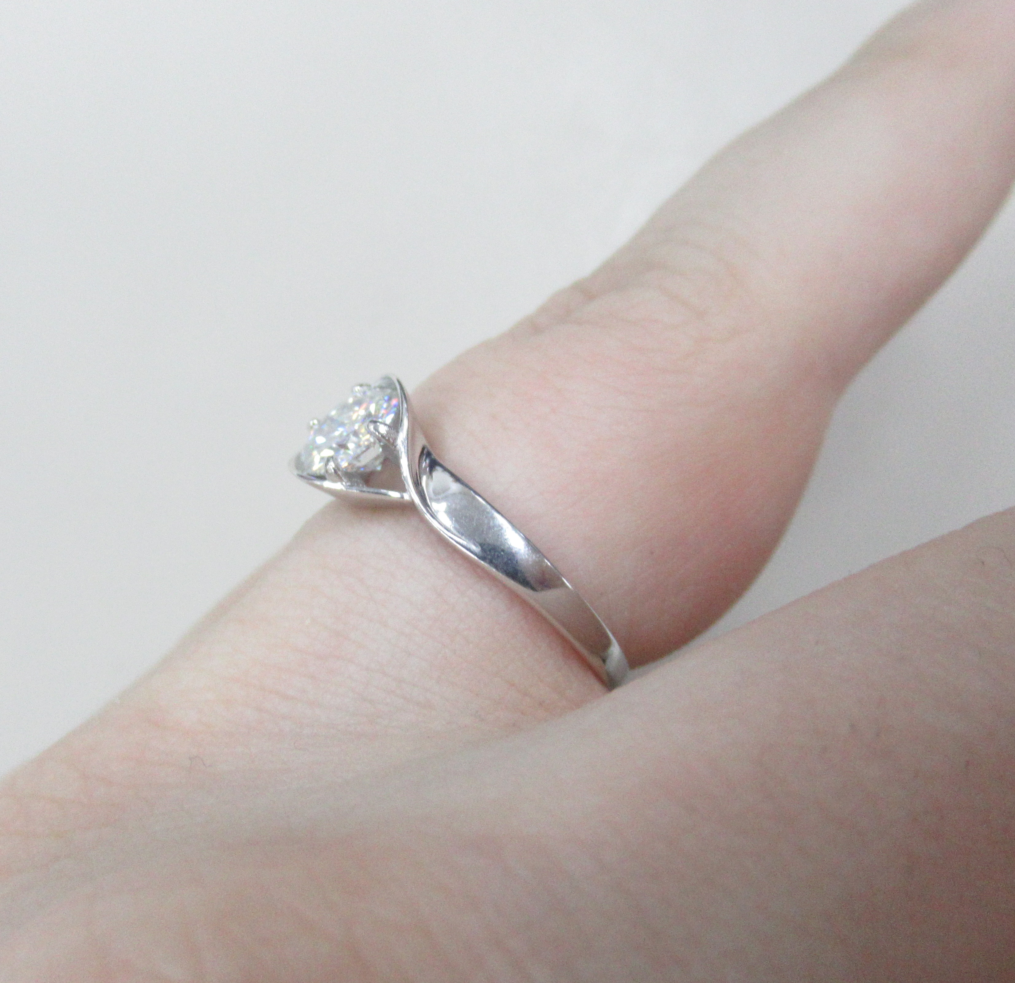 Серебряное кольцо с муассанитом